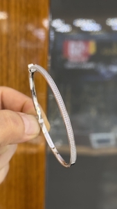 14 Ayar Beyaz Altın Yarım Tur Taşlı Kelepçe - bende